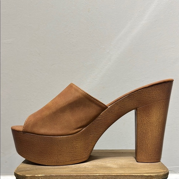 Shoes - Brown platform mule with thick block heel and open toe